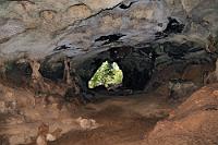 Höhle Boka Grandi  Im Nordwesten Curaçaos liegt der "Sieben-Buchten-Nationalpark" Shete Boka. Nicht nur die ständigen Brecher, die die zerklüftige Küstenstruktur in den flachen Karst- und Sedimentboden gegraben haben, sind eindrucksvoll, sondern auch solche Auswaschungshöhlen, die mittlerweile im Trockenen liegen.