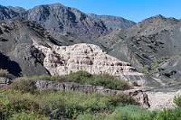 Black Rocks  Eingerahmt von dunklen, wie Aschehügel aussehenden Bergen mit Einsprengseln andersfarbiger Minerale folgen wir einem schönen Flußtal. Wir sind nahezu alleine auf der Strecke und kommen zügig voran.  Nur 2 Kilometer weiter befinden sich die Überreste einer ehemaligen Mine, in der Aluminiumsulfat abgebaut wurde. Die nicht sehr häufigen natürlichen Vorkommen dieser chemischen Verbindung finden sich in einem weißen Salzmineral names "Alunogen" – schon möglich, dass es sich bei dieser Ablagerung um genau dieses Material handelt?!