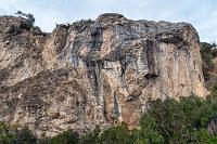 "Carrera Marmor", nicht "Carrara"!  Mit dem Verschwinden der Gletscher der letzten Eiszeit vor 15-20.000 Jahren wurden die zu Marmor verpressten Kalksedimente freigegeben, die heute als Inseln und Ufergestein vom Lago General Carrera umspült werden. Nach dem Titicacasee ist dieses Gewässer der zweitgrößte und mit 590 m tiefste See Südamerikas. Erst in den 1970er Jahren erfolgte durch den Diktator Pinochet der Anstoß zum Ausbau der Carretera Austral, die diese abgeschiedene Region an der Grenze Argentiniens allgemein zugänglich machte.