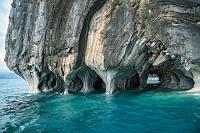 Cathedral de Marmól  Nach 1½ Stunden nähern wir uns dem Höhepunkt unserer Tour. Vor uns liegt eine voluminöse Felsstruktur, die komplett auf fragilen Stelzen ruht und an einigen Stellen Durchgänge bis zur gegenüberliegenden Seite aufweist. Dies ist die sogenannte Kathedrale, ein imposantes Naturwunder, welches all die zuvor gesehenen Höhlen und Formen noch einmal toppt. Das Boot fährt langsam zweimal um die ein Stück vorm Ufer liegende Insel herum, so dass man gar nicht mehr weiß, was man zuerst fotografieren soll und welche Ansichten am Ende die spektakulärsten sind. Gut, dass der Platz in diesem Album begrenzt ist...