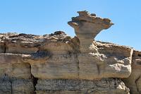 Die Giraffe  Obwohl ich nicht weiß, ob diese Figur wirklich so heißt, drängt sich diese Assoziation geradezu auf. Rund um den Museumshügel befinden sich eine Menge dieser Kalksteinformationen, die im Gegensatz zum weicheren Tonsediment den Kräften der Erosion länger widerstehen. Während ein Teil der Besucher umgehend in das Museumsgebäude eilt, bleiben andere erst noch ein bißchen draußen, um in Ruhe zu fotografieren.