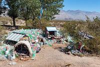 Difunta Correa  Als Sinnbild einer volkstümlichen Heiligenverehrung gilt bei den Argentiniern Maria Antonia Deolinda y Correa, die "verstorbene Correa". 1841 starb sie bei dem Versuch, ihrem im Bürgerkrieg von Regierungstruppen verschleppten Ehemann zu folgen. Zusammen mit ihrem Säugling ging sie in die Wüste, wo Gauchos sie später verdurstet auffanden, an ihrer Brust den Säugling, welcher dank der Muttermilch überlebt hatte. Für viele Argentinier verkörpert (die nicht von der Kirche als Heilige anerkannte) Maria Correa das Idealbild einer treuen und aufopferungsvollen Ehefrau und Mutter, sie gilt als Schutzpatronin einsamer Reisender und wird besonders von LKW-Fahrern verehrt, die ihr huldigen, indem sie Flaschen voller Wasser an den überall im Lande anzutreffenden Straßenschreinen hinterlassen.