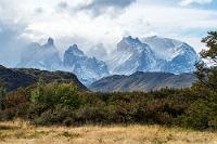 Durchwachsen  Wer weiß, wie lange das Wetter noch hält? Die berühmten Cuernos sind in Wolken gehüllt, was ihre Schönheit zwar ein wenig dämpft, andererseits den Gipfeln aber eine gewisse Dramatik verleiht. Minuten später bricht heftiger Regen los und als wir bei unserem Hotel eintreffen, trieft alles vor Nässe.  Das am Ufer des Lago Grey gelegene Hotel gehört zu der eher hochpreisigen Kategorie und wir sind deshalb etwas erstaunt, als wir am Ende des Zufahrtsweges auf einem teilweise überfluteten und vermatschten Parkplatz anhalten. Glücklicherweise ist direkt neben der Zuwegung zum Hauptgebäude noch genau ein Stellplatz frei, so dass wir einigermaßen trockenen Fußes zur Rezeption gelangen.