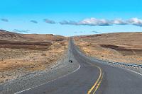 Eingezäunt  Die Fahrt ist etwas eintönig, im besten Fall ziehen sich sanfte Hügel neben der Straße hin. Zahlreiche Gruppen von Guanakos grasen neben der Strecke und man muß aufpassen, dass sie nicht panisch beim Näherkommen quer über die Fahrbahn rennen. Zudem grenzen nicht enden wollende, namibiaverdächtige Zaunkilometer die leeren Steppen zur Straße hin ab und alle paar hundert Meter sieht man Guanakokadaver darin hängen – sehr unschön!  Leider sieht die "40" nicht überall so aus. Etwas weiter verschwindet der Asphalt und wir haben ein hundert Kilometer langes Stück Schotterpiste unter den Reifen. Je weiter man nach Süden kommt, desto rarer werden die Tankstellen. Da wir nicht wissen, ob es in El Chaltén Sprit gibt, halten wir sicherheitshalber in Tres Lagos an der Tankstelle. Nachdem wir zehn Minuten an der Säule auf den Tankwart gewartet haben, kurbeln wir die Scheibe herunter und bitten den in der Tür zum Restaurant lehnenden Angestellten um Service. "Kein Sprit", kommt die knappe Antwort, "Tankwagen ist noch nicht gekommen". Das hätte er uns auch früher mitteilen können. Unverrichteter Dinge ziehen wir wieder ab.
