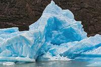 Eisberg  Möglicherweise ist es nicht ganz einfach, bei einem plötzchen Abbruch großer Brocken in einer engen Bucht rechtzeitig ausweichen zu können. Denn was für erhebliche Wellen schon durch nur vergleichsweise geringe Eismengen ausgelöst werden, haben wir gerade erst vor ein paar Tagen am Perito Moreno beobachten können. Im Grunde erübrigt sich die dichte Heranfahrt an die Gletscherfront auch, denn die Menge der umherdriftenden Eishügel mit ihren skurrilen Formen und Farben nimmt den Betrachter völlig in Anspruch und die Kamerachips beginnen trotz der kühlen Witterung allmählich zu glühen.