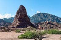 El Obelisco  Infolge der Kontinentaldrift hat sich während der Kreidezeit vor ca. 150 Mio. Jahren die pazifische Platte so unter eine noch erheblich weiter nach Westen ausgedehnte Küstenlinie des Kontinents geschoben, dass die Subduktion lediglich zu einer Ausdehnung und Spannung der Oberflächenschichten führte. Infolgedessen kam es zu Aufbrüchen und der Ausbildung von Grabensystemen, in denen große Flüsse, Seen und Dünen eine Landschaft formten, durch die u.a. Dinosaurier zogen. Später, im Paläogen vor ca. 50 Mio. Jahren, drang sogar das Meer in diese Inlandbereiche ein und sorgte für immense Sedimentablagerungen – der letzte Meereseintritt vor 15 Mio. Jahren hinterließ zudem die Fische, deren Fossilien heute gefunden werden.