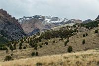Fast menschenleer  Die Straße verläuft weitgehend auf ungefähr 1000 m Höhe und die Vegetation ist dementsprechend meist karg. Dafür entschädigt uns die Vielfalt der Bergwelt, deren Alter und Erosionsgrad die unterschiedlichsten Anblicke bietet. Schneebedeckte Gipfel wechseln sich ab mit bizarren Felsformationen in Rot-, Gelb-, Grün- und Brauntönen und auf kahlen Hängen stehen unversehens seltsame Steinkreise.