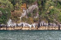 Felsenbatik  Zumindest, wenn man plant, die patagonische Reiseetappe mit dem Torres del Paine NP und der Weiterfahrt nach Punta Arenas zu beenden, kommt man um die Anmietung des Leihwagens in Chile nicht herum. Und weil unser Ziel wegen fehlender Streckenabschnitte nur unter Einschluß Argentiniens erreichbar ist, sehen die meisten Tourenpakete der Agenturen einen Grenzübertritt bereits vom chilenischen Osorno zum argentinischen Bariloche vor. Nicht zuletzt deswegen, weil Bariloche wohl als ein Städtchen mit ausgesprochen touristischem Flair gilt und in fast allen Reiseberichten als absolutes "must see" dargestellt wird. Auch wir hatten in unserer ursprünglichen Planung diesen Weg vorgesehen, obwohl "touristisches Flair" für uns eher ein "no go" ist. Begeistert waren wir deshalb, als uns die Reiseberaterin der Agentur vorschlug, alternativ die Carretera Austral in Chile zu befahren, deren fehlende Straßenabschnitte sich per Fähre überbrücken lassen, grandiose Naturattraktionen aufweist und erst viel weiter südlich am Lago Gral. Carrera das Kreuzen der Grenze nach Argentinien erfordert. Hier sind wir also nun...