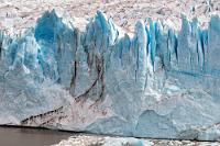 Geht doch!  Schon vor 14 Jahren, auf unserer ersten Reise nach Chile, trafen wir im " PN Torres del Paine" auf eine Reisebusgruppe, die am Vortag vom Perito Moreno aus Argentinien über die Grenze gekommen war. Mist... so nah dran und wir durften mit unserem Mietwagen nicht rüber :-(. Damals schworen wir uns: "irgendwann mal...". Heute sind wir da! Und staunen, wie dicht die Gletscherfront schon wieder an dem Hügel steht. Bisher kannten wir nur Videos und Bilder, die den Eindruck vermittelten, es läge mindestens ein Kilometer zwischen Eis und Land. Der nächste Anstoß scheint nicht mehr fern zu sein.
