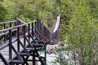 Hängt durch  Nach einem mehr als opulenten Frühstück brechen wir zum nahegelegenen "Parque Nacional Queulat" auf, einer bis auf wenige Wanderwege unerschlossenen Wildnis. Wir entrichten an der Conaf-Station unseren Obolus und erreichen über eine spektakuläre Holzbrücke den Beginn des 3,2 km langen Wanderwegs, der zur größten Attraktion des Parks, dem hängenden Gletscher "Ventisquero Colgante" führt. Diese als 'nicht schwierig' kategorisierte Wanderung führt über 280 Höhenmeter zum Mirador gegenüber der Gletscherwand und läßt zumindest mich als 71-jährigem Rentner und nebenberuflichem Couch-Potatoe bald meine konditionellen Grenzen erkennen.
