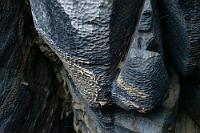 Kalktränen  Nicht nur die Mineraleinschlüsse im Marmor, die sich als verschiedenfarbige Streifen und Schlieren dem Betrachter darbieten, sind faszinierend – wir kommen in unserem Boot auch der vom ständigen Wellenansturm vernarbten Felsenoberfläche mit den durch Sickerwasser ausgebildeten Kalkstalaktitchen zum Greifen nahe.