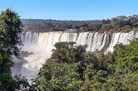 Kaskaden  Maren hasst es zwar, auf spanisch telefonieren zu müssen, ringt sich schließlich aber doch dazu durch und vereinbart mit dem Fahrer, der tatsächlich ein leidlich verständliches Deutsch spricht, die Abholung um 8:30 Uhr für Übermorgen.  Wir beschließen den Tag mit einem fulminanten Abendessen im Hotelrestaurant, danach geht's auch bald ins Bett und am nächsten Morgen noch vor dem Frühstück zur Rezeption, wo wir ein Taxi für 8:30 Uhr bestellen. Da es ab sieben Uhr Frühstück gibt, sind wir pünktlich gesattelt und gespornt wieder an der Rezeption, wo das Taxi bereits auf uns wartet.  Zum Festpreis von 14.000$ bringt uns der Fahrer zum Haupteingang des Parks, nicht ohne uns anzubieten, uns auch wieder zu einem festgelegten Zeitpunkt abzuholen – dann würde es etwas preiswerter werden. Wir wollen uns aber zeitlich nicht festlegen, weshalb wir auf sein Angebot verzichten, zumal unzählige Taxen vor dem Besucherzentrum auf Kundschaft warten.