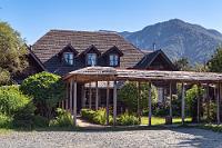 Kuschelig  Bereits am Mittag sind wir am Ziel. Wie immer auf unseren Mietwagenreisen sind die Unterkünfte eine sympathische Mischung aus "einfach" bis "gehobene Mittelklasse". Stellvertretend fürs gemütlich-schmusige Ambiente, welches den Durchschnitt unserer Herbergen auszeichnet, präsentiert sich hier die "Hosteria Catalina", deren netter und auskunftsfreudiger Besitzer uns umgehend mit Tips für die nachmittägliche Erkundung der am Ende einer Meeresbucht gelegenen Landschaft ausstattet.