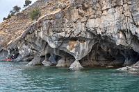 "mit Alles"  Es werden von den zahlreichen Anbietern unterschiedlich lange Fahrten angeboten – wir haben uns für die Tour "mit Alles" entschieden, weshalb wir u.a. in den Genuß der rostenden Kähne kamen. Wir verlassen die Bucht, fahren um den nächsten Felsvorsprung herum und finden uns unmittelbar vor der ersten Marmorhöhle wieder. Schon diese Auswaschung läßt alle Bootsinsassen vor Staunen verstummen und als das Boot dann auch noch vorsichtig zwischen fragilen Marmorstelen in die Höhle einfährt, bleibt kein Fotohandy ungenutzt.