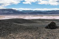 Nein, das ist noch nicht der Vulkan!  Maren ist nicht ganz wohl bei der Angelegenheit, als wir kurz vor der "43" an der Abzweigung Richtung Vulkan stehen. Weder gibt es ein Schild noch sonst einen Hinweis auf Lagune oder Vulkan. Immerhin ist die Piste in einigermaßen gutem Zustand, so dass wir es einfach mal wagen. Nicht lange und wir passieren eine kleine Transformatorstation, als links ein Gehöft auftaucht, zu dem ein weiterer, als 'Privat' gekennzeichneter Weg abbiegt. Eigentlich müßten wir laut Navi hier rum. In der Ferne fährt ein anderes Fahrzeug auf dem gleichen Weg und so trauen wir uns auch und erreichen tatsächlich nach einem Stück knüppelharter Lavapiste das Ufer einer halb ausgetrockneten Lagune.