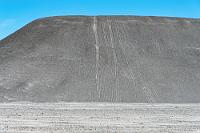 Potenzprotze  Erst 2012 wurde diese Gegend vom Staatssekretär für Umwelt der Provinz Catamarca als Naturschutzgebiet deklariert. Seit 2015 steigen auch die Besucherzahlen in diesem bislang abgeschiedenen und isolierten Gebiet stetig an, so dass inzwischen Befürchtungen aufkommen, die geologische Unversehrtheit könne durch freizeitliche und sportliche Aktivitäten gefährdet sein.  Auch wenn uns bis jetzt nur zwei Fahrzeuge begegnet sind, treffen wir auch später maximal 30 Menschen in dieser spektakulären Umgebung. Trotzdem scheinen einige Beobachtungen die nicht sehr rücksichtsvolle Nutzung der einzigartigen Kulisse zu bestätigen, zeugen doch unübersehbare Spuren von zahlreichen – offensichtlich nicht immer gelungenen – Versuchen, den steilen, 80 m hohen Sandhügel mit PS-starken Fahrzeugen zu bezwingen.