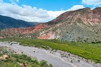Rush hour  Wir wundern uns ein bißchen. Konnte man auf der "33" des Nationalparks den Verkehr noch an zwei Händen abzählen, tummeln sich auf der Bergstrecke, die mit ihren Serpentinen mal eben einen Höhenunterschied von 2000 m überwindet, unzählige Fahrzeuge, von PKWs und Reisebussen bis hin zu Lastkraftwagen, die mit Gefälle und Steigung kämpfen. Zumindest im Verlauf der "33" gibt es im Nationalpark keine nennenswerte Zuwegung, die das plötzliche Verkehrsaufkommen erklären könnte. Rätselhaft!  Wir machen eine kurze Pause oberhalb des Rinnsals des Río de Escoipe, bevor wir die letzten 70 km auf gut ausgebauten Flachlandstraßen bis nach Salta in Angriff nehmen.