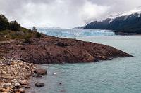 Schau'n mer mal  Nach einem letzten Blick auf den Gletscher machen wir uns, total begeistert von dem Erlebnis, auf den Rückweg nach El Calafate. Wir haben ständig Ausflugsboote vor und nahe des Gletschers kreuzen sehen und als wir kurz nach dem Start vom Parkplatz den Stützpunkt eines der Touranbieter passieren, halten wir und Maren erkundigt sich nach den Modalitäten einer Buchung.  Heute ist es natürlich zu spät, aber sollte es morgen ebenfalls noch gutes Wetter sein, könnten wir gut und gerne noch ein zweites Mal hier her kommen. Beim Preis von 45.000$ p.P müssen wir aber erst einmal schlucken und wir beschließen, das Wiederkommen dem Wettergott zu überlassen – buchen können wir auch morgen noch.