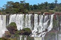 Selfiepandemie  Man hat auf dem unteren Rundweg fast noch bessere Sichten auf die Fälle, deren stufigen Unterbau man so viel besser erkennen kann. Dementsprechend ist auch die Eignung als Hintergrund für Selfies unübertroffen, von denen in jedem Moment Hunderte von fast jedem Besucher an allen nur denkbaren Orten mit weit herausgerecktem Handy angefertigt werden. Auf den Aussichtsplattformen schauen deshalb die meisten Leute auch gar nicht Richtung Wasserfall, sondern dümmlich grinsend auf ihr Smartphone, stundenlang die knappen Plätze am Ausguck blockierend, bis der richtige Gesichtswinkel abgelichtet ist.