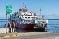 Tag 2  Nach langem Flug und zweimaligem Umsteigen in Paris und Santiago de Chile sind wir am späten Nachmittag des Vortages glücklich in Puerto Montt, Chiles Tor nach Patagonien, gelandet. Wie angekündigt, mußten wir in Santiago unser komplettes Gepäck wegen der rigiden Einfuhrbestimmungen für Lebensmittel erneut durchleuchten und einchecken lassen, was aber glücklicherweise reibungslos vonstatten ging. In Puerto Montt angekommen, führte uns unser Weg nach der Gepäckübernahme direkt zum Europcar-Schalter, wo die Mietwagenbuchung dank der elektronischen Voucherübermittlung bereits vorlag. Nach einer nicht ganz unproblematischen Fahrzeugübernahme hatten wir dann nur noch den Wunsch, umgehend in unser Übernachtungshotel im nahegelegenen Puerto Varas zu gelangen, wo wir nach einem schnellen Abendessen erschöpft in die Federn fielen. Der Aufbruch am nächsten Morgen ist von etwas Hektik geprägt, da wir noch ein paar Besorgungen zu machen haben und danach möglichst frühzeitig die Fähre in La Arena erreichen wollen. Der Verkehr ist dicht und wir finden erst am Fähranleger genügend Muße, die Kameras auszupacken und erste Fotos zu machen.  Der fehlende Teil unserer Anfahrt zur Fähre läßt sich aber auf  unserem Reiseverlauf  nachvollziehen.