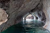 Tunnelblick  Ein weiteres Mal fährt unser Boot tief unter die Felswand ein und man staunt wieder einmal über die glattgeschliffenen, wie von menschlicher Bildhauerhand gestalteten Wände des Tunnels, den zudem Wanddurchbrüche durchgängig gut beleuchten.