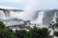 Überredet  Mit seinen vielen Windungen, Kurven und Treppen erscheint der Weg erheblich länger als 1,5 km, zumal es einige steile Höhenunterschiede gibt, die sich zusätzlich schweißtreibend auswirken. Maren will unbedingt zur unteren Plattform hinuntersteigen, mir hingegen graut vor dem Wiederaufstieg und ich verspreche, oben am Weg auf sie zu warten. Kaum ist Maren weg, entdecke ich aber ein Schild, welches einen Aufzug verspricht – von der unteren Ebene zurück auf das Straßenniveau! Gut, unter diesen Umständen steige ich ebenfalls hinab in die feuchte Tiefe, zur großen Freude von Maren, die nach der Rückkehr von der Plattform froh ist, nun nicht wieder zu mir zurückklettern zu müssen, sondern gemeinsam mit mir den Aufzug nehmen zu können.