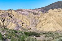 Umkehr  Wir beenden unseren Abstecher mit diesem und dem nächsten Bild einer beeindruckenden Schlucht und kehren auf die "9" zurück. Wie vorausgesehen, haben wir in San Salvador de Jujuy mehr Glück mit dem Tanken und nach nur kurzem Aufenthalt fahren wir weiter. Diesmal allerdings nicht auf der kurvigen "9", sondern auf den autobahnmäßigen Rutas Nacional 66 und 34. Wir treffen am frühen Nachmittag in Salta ein, 'unser' Parkhaus hat noch freie Plätze und wie schon beim ersten Mal dürfen wir in der Lobby unseres Boutique-Hotels eine kurze Zeit warten, bevor wir auf feuchten Fliesen das gleiche Zimmer wie zuvor beziehen dürfen.