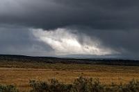 Wechselhaft  Maren hat zwar gelesen, dass die Kolonie der Magellan Pinguine am Seno Otway nicht mehr existiert, da es aber noch früh ist, biegen wir wenige Kilometer vorm Flughafen Punta Arenas trotzdem noch rechts von der Schnellstraße ab. Vielleicht haben es sich die Pinguine ja noch einmal anders überlegt und ihren einstigen Brutplatz trotz der vielen Touristen wiederbelebt. Man kann ja nie wissen...  Nach ein paar Kilometern ist an der ehemaligen, nun aber geschlossenen Rangerstation auch die Weiterfahrt gesperrt und wir sehen ein, dass es die putzigen Pinguine in der Meeresbucht wohl nicht mehr gibt. Von der Sonne, die uns auf der langen Fahrt hierher über weite Strecken begleitete, ist auch nichts mehr zu sehen, denn im Norden braut sich schon wieder etwas Weltuntergangsmäßiges zusammen.