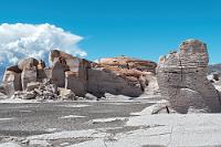 Wir sind da!  Der ursprüngliche Auslöser unserer gesamten Reise liegt vor uns. Natürlich war uns klar, dass eine Chile/Argentinien-Exkursion nicht nur eine Attraktion zu bieten hätte, aber es war – wie bereits erwähnt – ausgerechnet eine Dokumentation des schon lange verschmähten Deutschen Fernsehens, welche uns hierhin geführt hat. Das, was schon auf der Mattscheibe großes Staunen hervorgerufen hat, wirkt vor Ort einfach überwältigend. Außer uns haben sich bis jetzt nur zwei weitere Autos auf dem kleinen Parkplatz eingefunden, deren Insassen sich zwischen den aufgetürmten Gebilden aber unsichtbar verteilen.