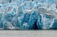 Zahnlücke  Unwillkürlich assoziert man Lauterbachs Gebiss beim Anblick dieser schroffen Zähne ;-). Der Kapitän weiß, was er seinen Gästen schuldig ist und kreuzt ausdauernd vor der langen Gletscherfront hin und her. Immer wieder ist es faszinierend zu beobachten, welch tiefblaue Färbung Druck und Lufteinschlüsse im Eis hervorzurufen imstande sind und man fantasiert, wie es wohl im Inneren eines solchen Schlundes aussehen mag – welchen man tunlichst nicht erkunden sollte, wenn einem sein Leben lieb ist...