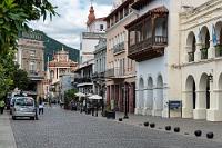 Zimmerflucht  Maren umrundet den Platz des 9. Juli einmal komplett und dokumentiert weitere Ansichten der spanischen Architektur, wie die im Hintergrund sichtbare "Iglesia y Museo San Francisco". Es ist laut auf den Straßen, denn die Osterfeiertage kündigen sich mit religiösem Getöse und Predigten an, die per Lautsprecherwagen in jeden Straßenzug geplärrt werden. Zudem steht die schwüle Luft in den engen Gassen, so dass auch Maren bald wieder in unser klimatisiertes Zimmerchen zurückkehrt. Wir fürchten für die Nacht das Schlimmste, wenn die lautstarken Feierlichkeiten womöglich noch anschwellen, denn unser Zimmer liegt zwar im Innenbereich des schmalen Hotels, grenzt mit dem Fenster aber an einen nach oben offenen Patio.