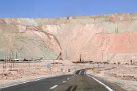Abraum  Nach 400 km Fahrt durch eine zwar beeindruckende, aber auf Dauer auch eintönige, flache Wüstenlandschaft, einzig 'aufgelockert' durch eine skurrile Inlandspasskontrolle an der Grenze zwischen den Regionen Tarapacá und Antofagasta, war eine Übernachtung in Calama angebracht. Die Stadt liegt auf einem Zwischenplateau zentral in der Atacama und wird beherrscht durch die weltgrößte Kupfermine 'Chuquicamata', deren farbiger Abraum sich unübersehbar vor dem nahenden Reisenden auftürmt. Man kann diese Mine besichtigen – dies haben wir uns aber verkniffen.