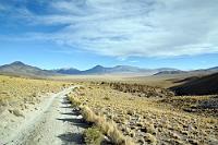 Absolut menschenleer  Nach dem 'Höhepunkt' überqueren wir die Regionalgrenze zwischen den Provinzen 'Arica y Parinacota' und 'Tarapacá' und folgen für die nächsten gut 75 km dieser Schotterstraße bis zu unserem Tagesziel Colchane an der bolivianischen Grenze. Für die überschaubare Entfernung braucht man aber wegen der Straßenverhältnisse und der unvermeidlichen Fotostops gut und gerne 4-5 Stunden. Und obwohl wir ein paar aus wenigen Lehmziegelgebäuden bestehende Siedlungen durchfuhren, haben wir außer ein paar Nandus auf der gesamtem Strecke nicht ein Lebewesen gesehen. Eine Gegend, in der man spurlos verschütt gehen kann...