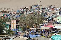 Allerheiligen  Am 1. November 2010 trafen wir in Chile ein. Unsere 'Reiseleitung' hieß Ester und hatte uns am Flughafen in Arica mit einem Namensschild empfangen. Ester war Aymara-Indianerin, hatte 19 Jahre in Dresden gelebt und sprach sehr gut deutsch. Auf der Fahrt ins Hotel überraschte sie uns mit dem Vorschlag, nach dem Einchecken gemeinsam mit ihr und ihrer Tochter den örtlichen Friedhof zu besuchen. Auf unsere verblüffte Nachfrage erfuhren wir von dem Brauch der einheimischen Indianer, an Allerheiligen mit der gesamten Familie die verstorbenen Vorfahren zu besuchen und ihrer bei Essen und Trinken an der Grabstelle zu gedenken. Unser Einwand, dies sei doch sicherlich eine sehr persönliche Angelegenheit, bei der Fremde nur stören würden, wurde mit der Bemerkung beiseite gewischt, Freunde seien immer willkommen (später erfuhren wir, die Tochter hatte das Mitbringen der fremden Gäste von der 'Freundlichkeit' derselben abhängig gemacht. Offensichtlich erfüllten wir dieses Kriterium... ;-).  Obwohl wir nach der langen Anreise todmüde waren, kamen wir der Einladung freudig nach. Eine bessere Gelegenheit würde sich kaum ergeben, kopfüber in diese fremde Kultur einzutauchen, zumal dem Fotografieren und Filmen nach mehrfacher besorgter Nachfrage nichts im Wege stand. Und so endete der erste Tag in Chile sogleich mit einer interessanten Erfahrung und einem wohlschmeckenden Essen in einer der ambulanten Garküchen, die dieses 'Volksfest' in der Peripherie flankierten.  Folge unseren 4700 km auf der Karte:  Dreimal Chile