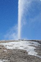 Blaseneis  Leider war es uns nicht vergönnt, die auf manchen Bildern zu bewundernden meterhohen Eishügel zu sehen, die sich bei eisigen Temperaturen des Hochlandes unter dem gischtigen 'Fallout' der Wasserfontainen bilden können. Möglichweise waren wir in einer Wärmeperiode da. Trotzdem gefror der leicht salzige Wassernebel beim Auftreffen auf den eiskalten Boden sofort in einer Softeis ähnlichen amorphen Struktur zu 'Bubbeln' wie in einem Blasenteppich.  Puchuldiza ist nicht so spektakulär wie das größere  El Tatio Feld , weist aber im Gegensatz zu El Tatio ein paar echte Geysire auf. Das nur wenige Meter höher gelegene El Tatio bei San Pedro de Atacama hat eine Menge kochender Tümpel und Fumarolen, aber keinen richtig hoch schießenden Geysir. Diese kann man hier, wenige Kilometer hinter dem Grenzort Colchane nahe der bolivianischen Grenze bewundern.