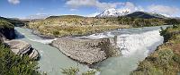 Cascada Paine  Río Paine heißt auch der Fluß, der zu Füßen der Cordillera del Paine durch den Nationalpark fließt. "Paine" ist ein Wort aus der Sprache der Mapuche-Indianer und bedeutet so viel wie "himmelblau". Die im Hintergrund sichtbaren Zinnen, die den ganzen Park benennenden "Torres del Paine", heißen also soviel wie "Türme des blauen Himmels". Wieso aber der Fluß, welcher alles andere als 'blau' ist, ebenfalls den Namen "Paine"' trägt, erschließt sich nicht so unmittelbar.   Das Pano umfaßt etwa einen Winkel von 160° und ist aus 6 Hochkant-Aufnahmen zusammengesetzt.