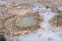 Ein vulkanisches Artefakt  Nichts Besonderes. Sondern einfach nur ein Detail aus den vielfältigen Ablagerungen aus vulkanischer Aktivität in diesem Geysierfeld. Hier gibt's keine meterhohen Wasserfontainen wie in Puchuldiza, denn das heiße Wasser sprüht meist 'nur' aus kalkig aufgeschichteten Sinterblöcken und beeindruckt mehr durch Dampf als durch schiere Wassermenge. So scheint auch die Aktivität der verschiedenen Tümpel recht wechselhaft zu sein – dieser hier sieht so aus, als wolle er heute nicht so richtig losbrodeln.