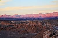 Eine Farborgie...  ...aus warmen Sonnenuntergangsfarbtönen auf der Vulkankette und kühlem bläulichen Restlicht über der San Pedro Oasensenke. Die Auffaltungen des Gesteins kommen bei den Helligkeitskontrasten noch beeindruckender zur Geltung als im prallen Tageslicht. So gesehen ist die Zeit vor Sonnenuntergang die schönste zum Besuch des Tals. Das wissen aber auch die anderen 50000 Touristen, die das Naturerlebnis zu einem lärmigen Ereignis machen. Gut, dass diese Bilder stumm sind...
