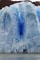 Freud hätte seine helle Freude gehabt...  ...ob der symbolgewaltigen Bildsprache einer offensichtlich unterkühlten Eisspalte ;o)  Solche skurrilen Assoziationen stellen sich bei der Betrachtung der vielfältig gestauchten und gebrochenen Strukturen der Eisfront des Grey Gletschers übrigens häufiger ein!