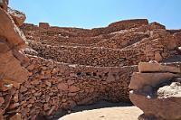 Historisches Wohnzimmer (um 1540)  Die "Pukará de Quitor" (Ketschua: Pukará = Festung) erfüllte nur für ca. ein Jahrhundert die ihr zugedachte Aufgabe, war aber dem 1540 erfolgenden Angriff einer mit 'modernen' Waffen ausgestatteten Konquistadorengruppe um den Spanier Francisco de Aguirre hoffnungslos unterlegen. Mit dieser Schlacht um das letzte Rückzugsgebiet der Inka ging das legendäre Indianerreich endgültig unter.