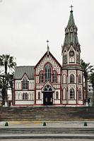 Iglesia San Marcos  Unsere Reise begann in Arica, der nördlichsten Stadt Chiles. Bereits im 16. Jahrhundert auf den Resten einer alten Indianersiedlung gegründet, spielte Arica lange Zeit eine wichtige Rolle als Verschiffungshafen für das Silber aus Potosí. Später, nachdem das Silber bereits über andere Wege nach Europa gelangte, erlebte die Stadt unter dem beginnenden Salpeterboom nochmals eine Blütezeit.  Chile dehnte sich zu dieser Zeit wesentlich weniger weit nach Norden aus als heute. Bolivien hatte einen direkten Zugang zum Pazifik und die Region um Arica gehörte noch zu Peru. Erst im Zuge des nach vielfachen Händeln und Vertragsbrüchen 1879 ausbrechenden Salpeterkriegs zwischen den drei Staaten gelang es Chile 1880 Arica zu erobern. Aber erst 1929 wurde die Stadt offiziell chilenisch. Heute ist der Hafen vertraglich wieder teilweise an Peru gebunden und für Bolivien ist er der einzige Zugang zum Pazifik, wie der LKW-Verkehr aus dem Hochland unschwer erkennen läßt.  Noch unter Perus Herrschaft wurde die Iglesia San Marcos 1875 als per Schiff aus Europa angelieferter Fertigbausatz in Arica errichtet. Für das europäische Erscheinungsbild und die besondere Bauart war ein Architekt verantwortlich, der es 14 Jahre später zu Weltruhm bringen sollte.