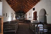 Iglesia San Pedro  Das Innere der kleinen Kirche San Pedros in tradioneller Bauart mit Adobeziegeln und einer Dachkonstruktion aus Kaktusholz verbunden mit Lederriemen.  Dem Reisenden werden in San Pedro zahlreiche Souveniers aus Kaktusholz angeboten. Vom Kauf sollte man aber Abstand nehmen, da dieses Holz zu den geschützten Naturprodukten gehört, deren Einfuhr nach Europa verboten ist.