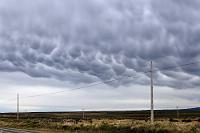 Immerhin hat's nicht geregnet!  Es müssen ja nicht immer nur die spektakulären Schönheiten eines Urlaubslandes sein, die einen besonders beeindrucken. Speziell im windzerzausten Patagonien blieb uns oft der Mund vor Staunen offen stehen angesichts der vielfältigen Wolkenbilder. Während im Torres del Paine Massiv die Wellen des ständigen Höhensturms bemerkenswerte Lenticularis Wolken hervorbringen, konnten wir im patagonischen Flachland diese wunderbar ausgeformten "Stratocumulus stratiformis opacus mamma" beobachten. Auch der Himmel im Großen Süden tut sein Bestes, mit den Attraktionen am Boden zu konkurrieren.