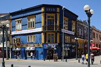 La perla del sur  Dieses urige Restaurant in Valdivia ist uns in bester Erinnerung geblieben. Nicht unbedingt, weil das Essen irgendwie anders oder besonders war (war halt irgendwas mit leckerem 'Pebre' als Begleitung), sondern wegen des außerordentlich freundlichen und bemühten Kellners. Nachdem er erfuhr, dass wir aus Deutschland waren, wurde uns zuerst ein Loblied auf deutsches Bier gesungen (es gibt unzählige deutschstämmige Brauereien in Chile – siehe Fassadenwerbung -, denen das Reinheitsgebot heilig ist!) und anschließend wurden wir über unsere Heimat ausgequetscht. Ein echter Fan ;-). Er war es auch, der uns zu dem  'Chaura'-Likör  überredete – wenn es denn welcher war...?