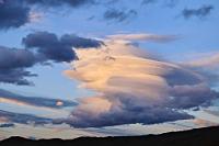 Linsenwolken  Diese typischen Föhnwolken in Mandel- oder Linsenform bilden sich in dieser gigantischen Ausprägung besonders an der Leeseite der Südanden. Die meist starken bis stürmischen Westwinde werden durch das Gebirge emporgehoben und bilden in großer Höhe wellenartige Luftströmungen, in denen sich die Feuchtigkeit zu diesen wunderschönen Altocumuli Lenticularis kondensiert.  Traumwetterverhältnisse für Segelflieger, die seit Jahren in den Anden fliegerische Grenzbereiche ausloten.