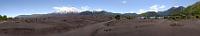Los Paraguas  Wie groß und ausgedehnt ein Lavafeld sein kann, erschließt eigentlich erst mit dem Panoramaformat. Das hauptsächlich als "Parque Nacional Conguillio" bekannte Schutzgebiet am Fuße des Vulkans Llaima trägt auch den Namen "Los Paraguas" nach den hier zahlreich wachsenden regenschirmähnlichen Araukarien, die ebenfalls Namensgeber für die ganze Region sind.  Der Llaima hatte seinen letzten großen Ausbruch 2008 und hat dabei seine Höhe um 20 m auf 3145 m gesteigert und auch dieses Aschefeld erweitert. Hinten rechts im Grün liegt die Laguna Quilillo o Verde, die im übernächsten Bild auch mit einem Panarama gewürdigt wird.