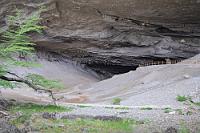 Muß man das sehen...?  Auf dem Weg von Puerto Natales zum Nationalpark Torres del Paine stößt man nach ca. 25 km auf einen gut ausgebauten Parkplatz direkt an der Straße, auf der anderen Straßenseite ein modernes Restaurant. Spätestens jetzt dämmert es dem Unvorbereiteten, dass die Anwesenheit von soviel Infrastruktur in der Wildnis sowie die geparkten 2-3 Reisebusse auf eine touristische Sehenswürdigkeit hindeuten. Natürlich hatten wir von der Riesenfaultierhöhle gehört, waren aber angesichts des touristischen Andrangs schon fast entschlossen, auf diese Attraktion zu verzichten.  Glücklicherweise taten wir das nicht, hielten an, bezahlten unseren Eintrittsobulus und mischten uns unter den Publikumsstrom hinauf zur Höhle.