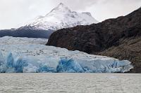 Na also,...  ...geht doch! Die Sichten waren zwar immer noch durchwachsen, der Wind  immer noch heftig, aber diesmal schaffte es das Boot auch Überwasser zum Gletscher hin. Beim mehrmaligen Hin- und Herkreuzen vor der durch einen mittigen Felsen zweigeteilten Gletscherfront hatten wir genug Zeit und Muße, alle Details der beeindruckenden Eiswand zu studieren.  Noch beeindruckender wäre sicherlich die Fahrt zum nicht weit entfernten Perito-Moreno-Gletscher auf argentischer Seite gewesen. Leider mußten wir auf den Anblick eines kalbenden Gletschers verzichten, da uns der Grenzübertritt mit dem Mietwagen verwehrt war.