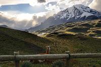 Nicht auszudenken...  ...wenn die Straße hier keine hölzernen 'Leitplanken' gehabt hätte. Der Kitschfaktor wäre fast unerträglich gewesen und das Motiv hätte gerade noch für eine Fantasyillustration oder eine Neujahrsgrußkarte gereicht ;o).