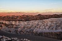 Nicht den Mond...  ...sondern den Mars stell' ich mir ähnlich vor. Aber ich schätze, die Menschen, welche dem "Valle de la Luna" den Namen gaben, hatten den Mond als Vergleich eher vor Augen als die Oberfläche des Mars. Auf jeden Fall sollte man das Tal in der Dämmerung besuchen, da die tiefstehende Sonne fantastische, fast außerirdisch wirkende Szenerien zaubert. Bei Vollmond soll es noch geheimnisvoller aussehen – leider konnten wir keinen halben Monat darauf warten...